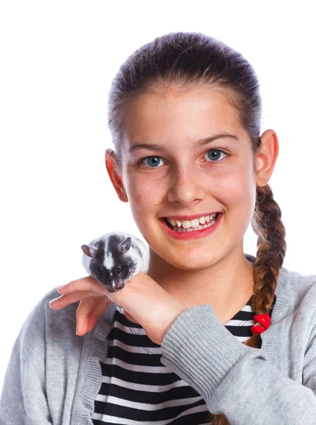 Симпатичная девушка держит хомячка — стоковое фото