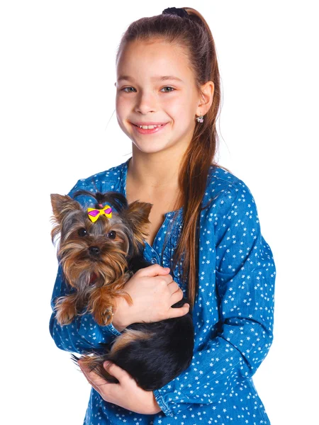 Chica jugando con su yorkshire terrier — Foto de Stock