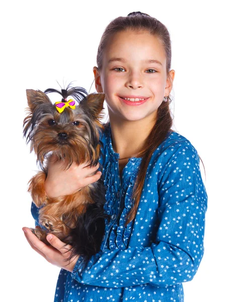 Chica jugando con su yorkshire terrier — Foto de Stock