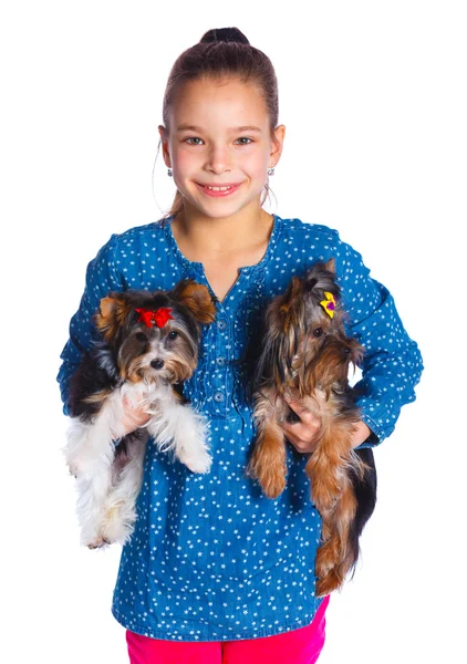 Mädchen spielt mit ihrem yorkshire terrier — Stockfoto