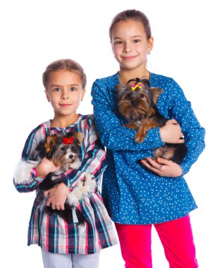 Onun yorkshire Terrier ile oynayan kızlar