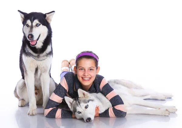 Menina está com seus cães Husky — Fotografia de Stock