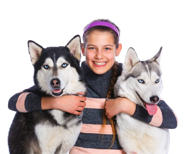 Menina está com seus cães Husky — Fotografia de Stock