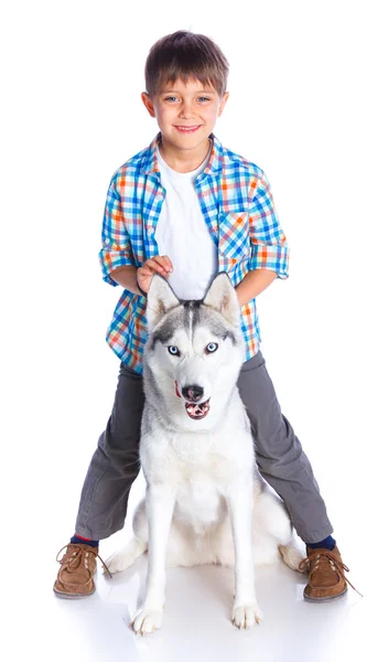男孩与她的狗哈士奇 — 图库照片