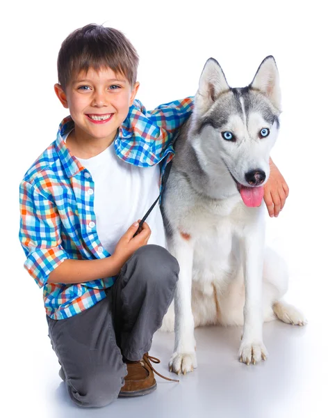 Niño con su perro husky —  Fotos de Stock