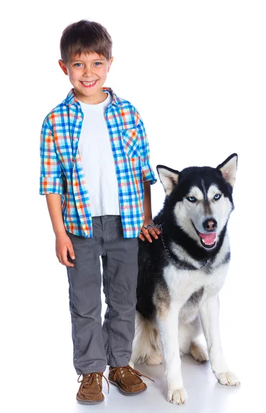 Niño con su perro husky —  Fotos de Stock