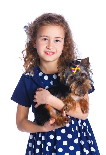 Chica jugando con su yorkshire terrier — Foto de Stock