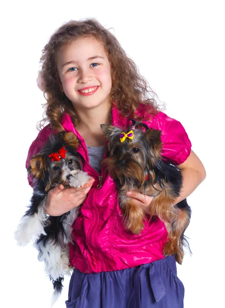 Fille jouer avec son yorkshire terrier — Photo