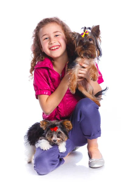 Ragazza che gioca con il suo terrier yorkshire — Foto Stock