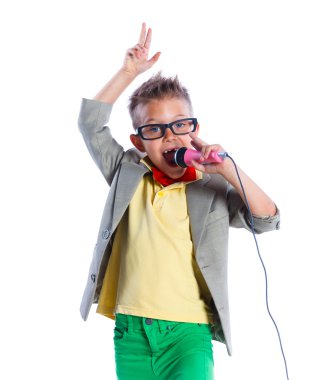 Çocuk bir mikrofonla şarkı