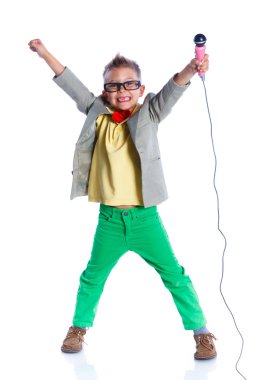 Çocuk bir mikrofonla şarkı