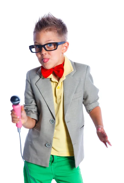 Мальчик поет с микрофоном — стоковое фото