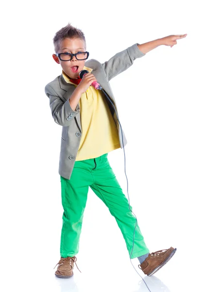 Çocuk bir mikrofonla şarkı — Stok fotoğraf