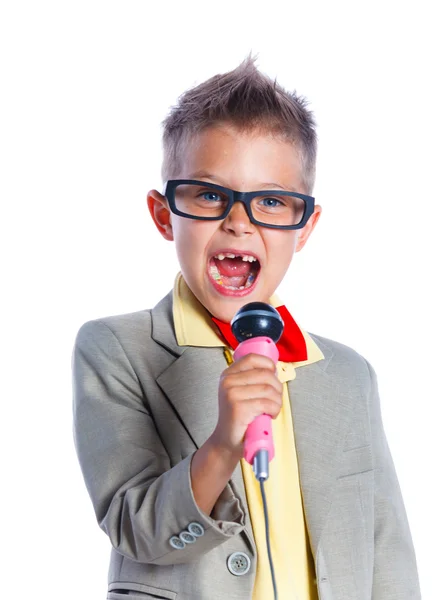 Chlapec zpívá s mikrofonem — Stock fotografie