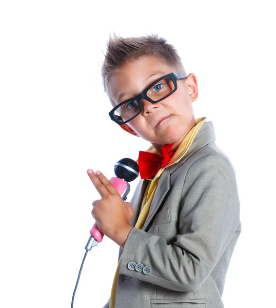 Niño cantando con un micrófono —  Fotos de Stock