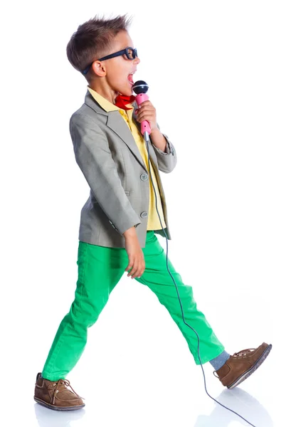 Menino cantando com um microfone — Fotografia de Stock