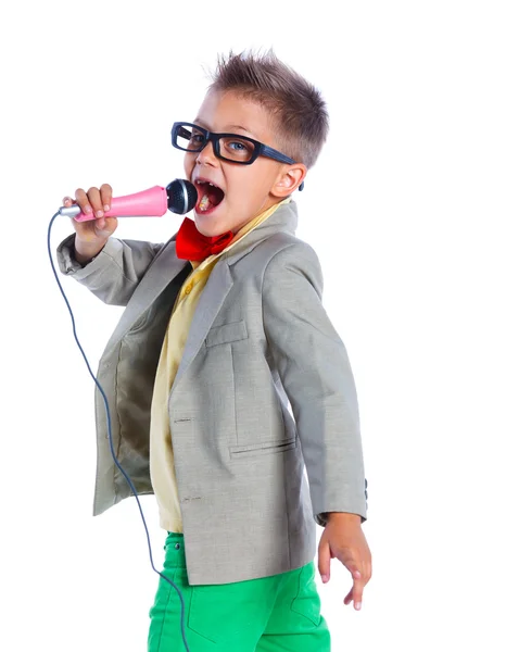 Menino cantando com um microfone — Fotografia de Stock