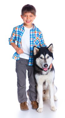 Onun köpek husky çocukla