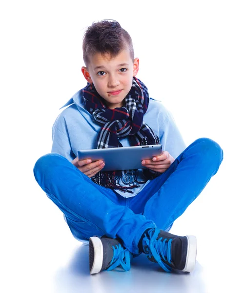 Niño jugar con la tableta — Foto de Stock