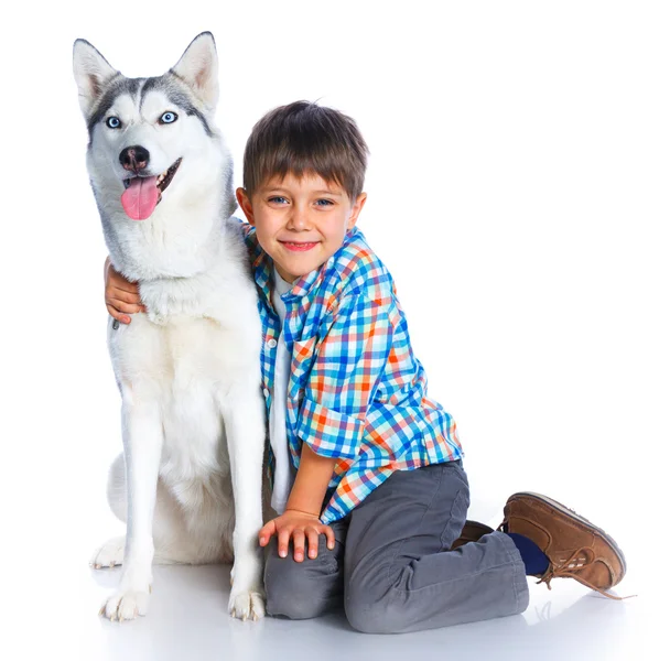 Niño con su perro husky —  Fotos de Stock