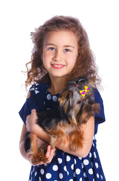 Chica jugando con su yorkshire terrier — Foto de Stock