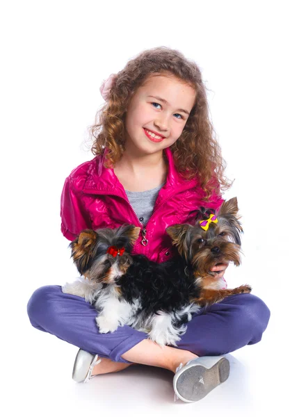 Flicka som leker med hennes yorkshire terrier — Stockfoto
