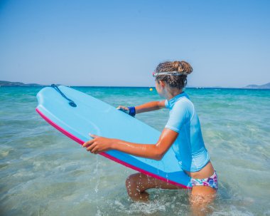 Genç sörfçü kız