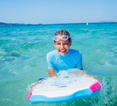 Genç sörfçü kız