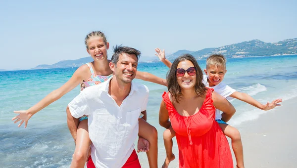 Famiglia in spiaggia — Foto Stock