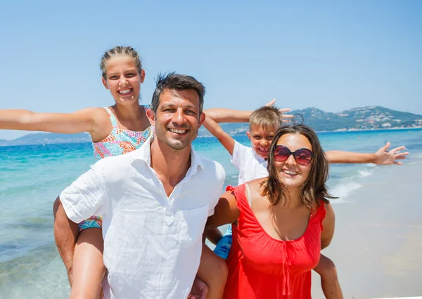 Familj på stranden — Stockfoto