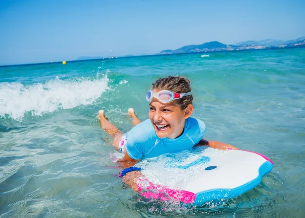 Unga surfer girl — Stockfoto