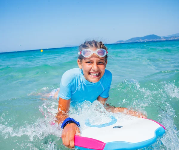 Junges Surfer-Mädchen — Stockfoto