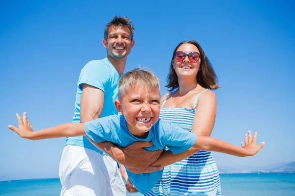 Familjen att ha kul på stranden — Stockfoto