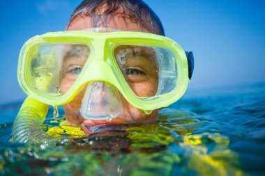 Çocuk tüplü dalış.