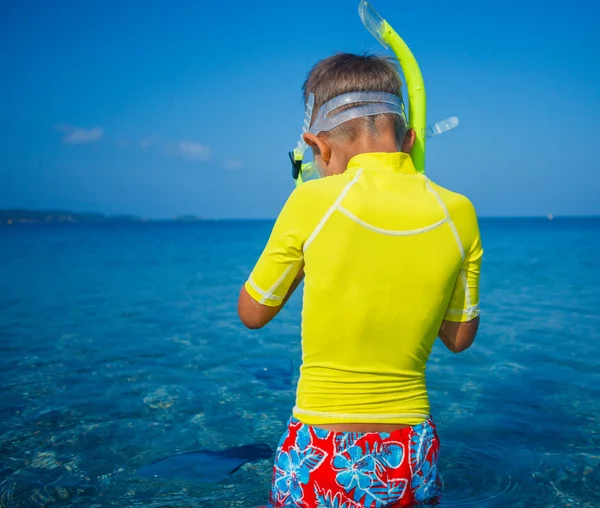 Ragazzo immersioni subacquee . — Foto Stock