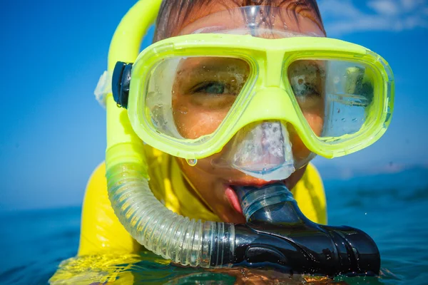 Çocuk tüplü dalış.