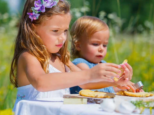 Meninas e biscoitos — Fotografia de Stock