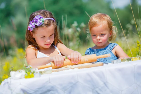 Meninas e biscoitos — Fotografia de Stock