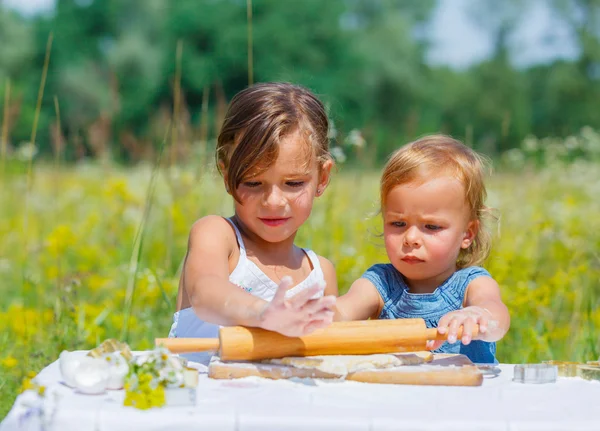 Meninas e biscoitos — Fotografia de Stock