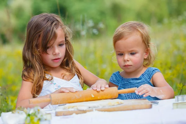 Девочки и печенье — стоковое фото