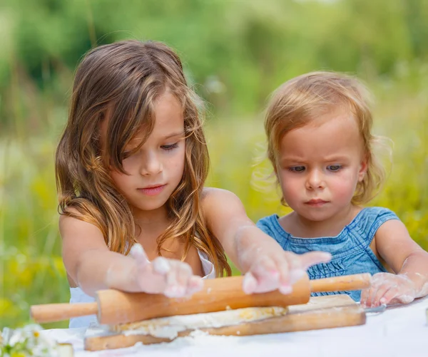 Meninas e biscoitos — Fotografia de Stock