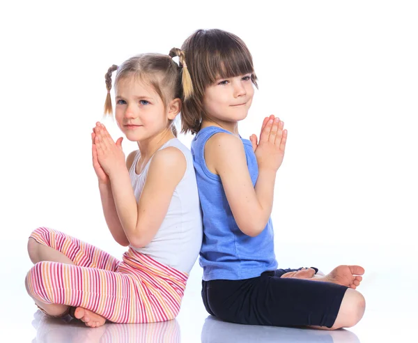 Los niños practican yoga — Foto de Stock