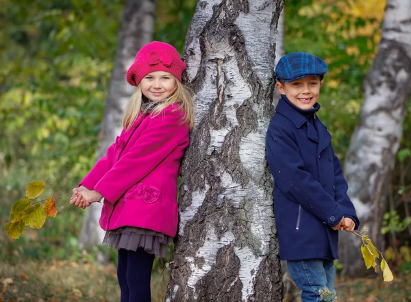 Ευτυχής παιδιά στο πάρκο φθινόπωρο — Φωτογραφία Αρχείου