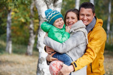 Sonbahar parkında mutlu bir aile