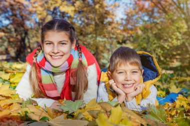 Çocuklar eğleniyor sonbahar park