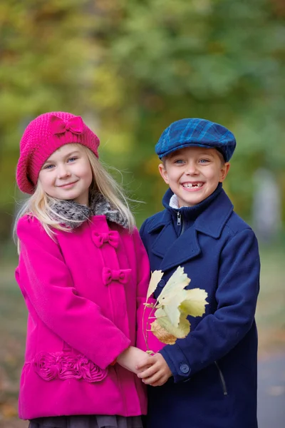 Bambini felici nel parco autunnale — Foto Stock