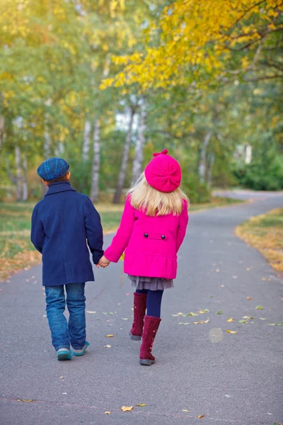 Bambini felici nel parco autunnale — Foto Stock