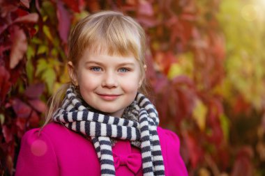 sonbahar parkta eğleniyor kız