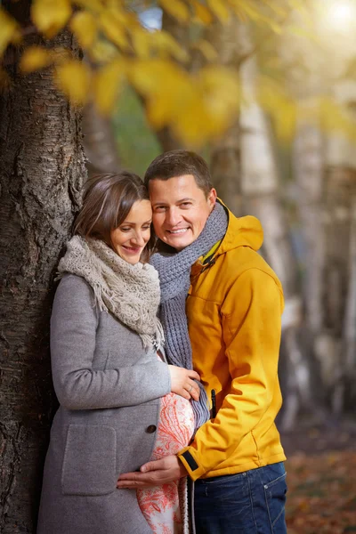 Zwangere vrouw in de herfst — Stockfoto