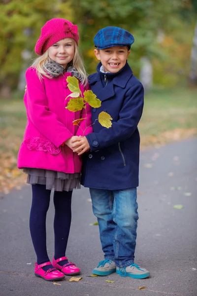 Glückliche Kinder im Herbstpark — Stockfoto